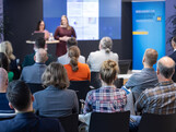 Pressevertreter und interessierte Wissenschaftler*innen folgen den...
