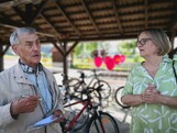 Barbara Schwarz mit einem Besucher