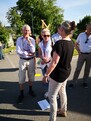 Sibylla Zech die eine Frage an eine Besucherin stellt