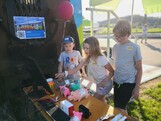 Kinder beim Ausprobieren einer Station