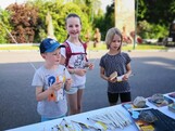 3 Kinder bei den Giveaways 