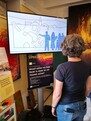 Karin Peter die sich eine Grafik am Bildschirm anschaut 
